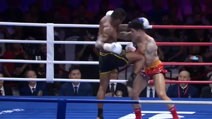 Theo các chuyên gia kickboxing cú lên gối của Buakaw không phạm luật