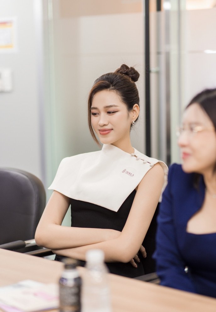 Hoa hậu Đỗ Thị Hà lên đồ đẹp chuẩn nữ CEO ở tuổi 22 - 10