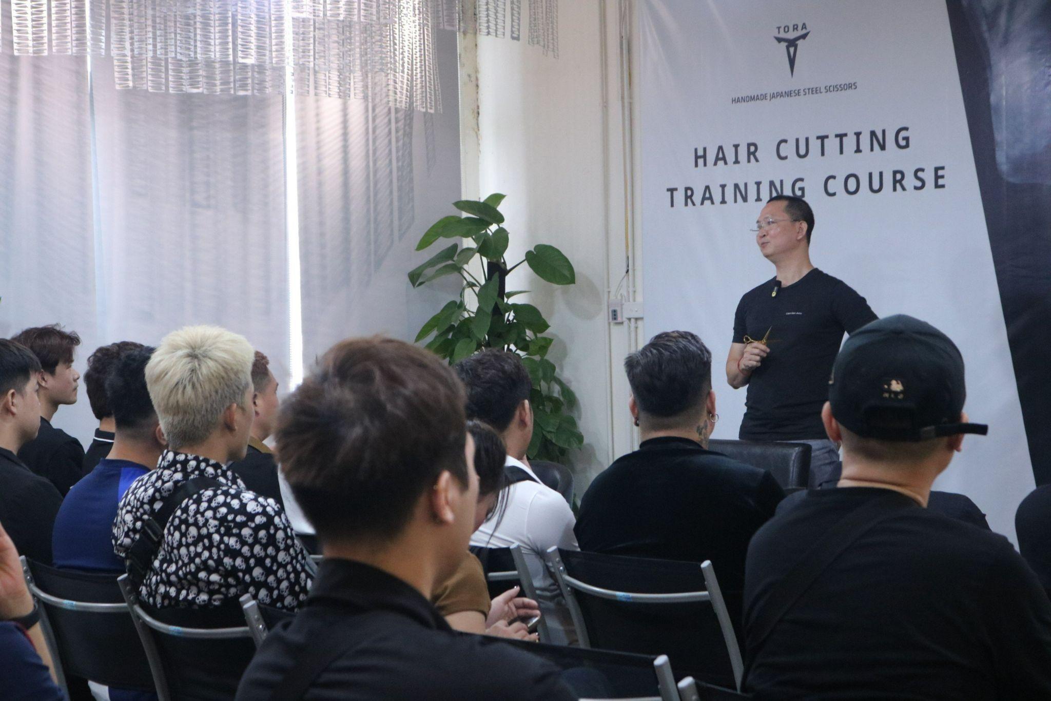 Nhà tạo mẫu tóc Hoàng Minh Tâm và quan điểm thú vị về chuyện chọn kéo cắt tóc - 1