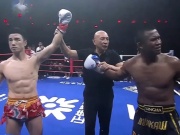 Thể thao - Võ sĩ Trung Quốc đang đánh giở trò, bắt &quot;Thánh Muay&quot; Buakaw phải đấu MMA