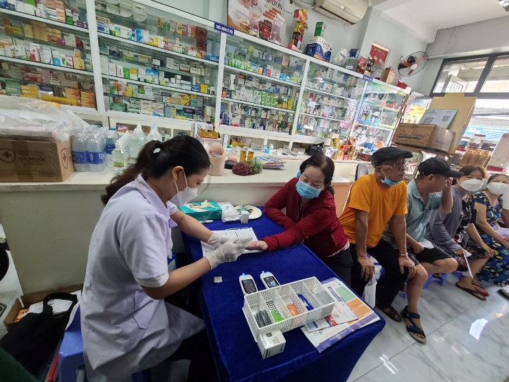 Gần 10.000 người dân được tầm soát các bệnh không lây nhiễm miễn phí tại nhà thuốc TP.HCM và Hà Nội - 3