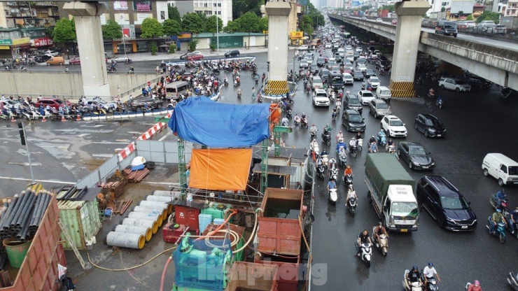 Việc này đã gây ùn tắc, đi lại khó khăn cho phương tiện giao thông đi trên đường Nguyễn Trãi và tại nút giao Thanh Xuân