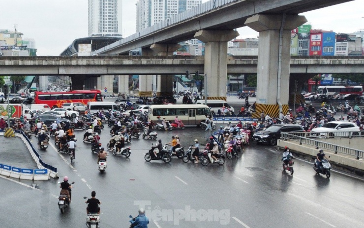 Với phương tiện xe máy, do ngại vòng xa hoặc chưa chú ý biển hướng dẫn nên hiện nay sau 3 tháng thực hiện phân luồng, vẫn đi vào mặt bằng nút giao, sau đó rẽ trái theo làn xe quay đầu rồi đi ngược chiều để đi hướng Ngã Tư Sở.