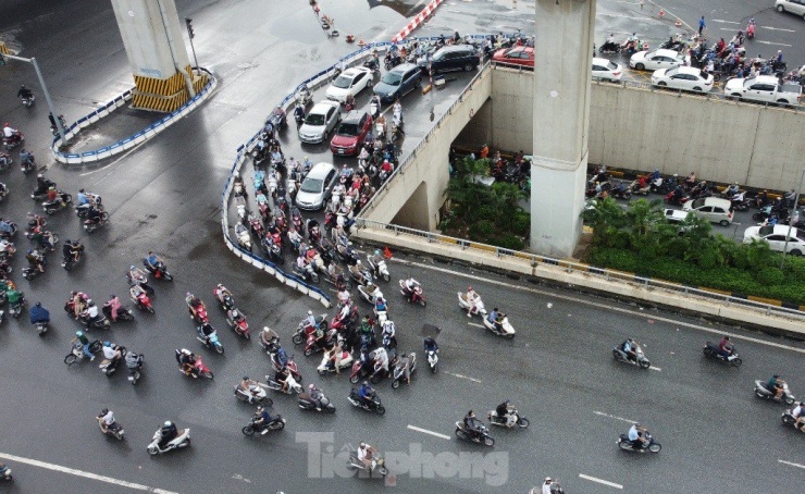 Xe máy nối đuôi nhau ngược chiều, nút giao Thanh Xuân vẫn rối loạn - 7