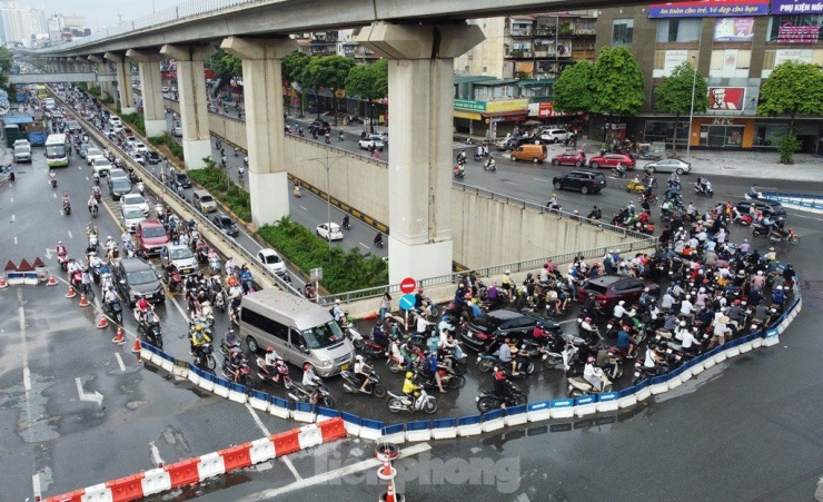 Việc có nhiều xe máy đi vào làn quay đầu sau đó đi ngược chiều để đi Ngã Tư Sở, dẫn đến ô tô, xe máy có nhu cầu quay đầu tại nút Thanh Xuân bị chặn lại, gây ùn tắc kéo dài cho đường Nguyễn Trãi.