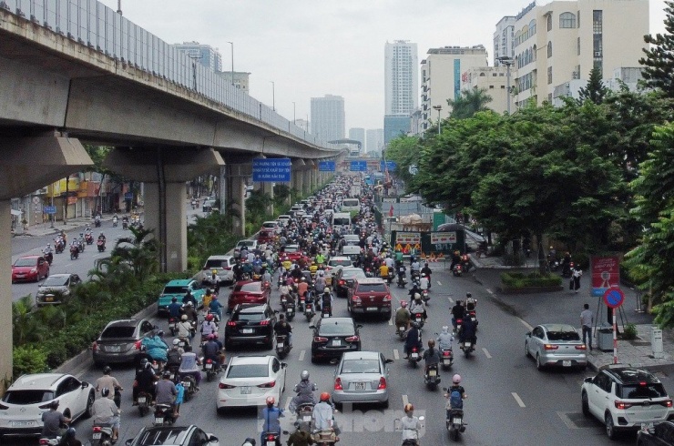 Trên đường Nguyễn Trãi sáng 27/9, giao thông qua các hàng rào, lô cốt thi công của dự án hệ thống xử lý nước thải Yên Xá cũng tắc kéo dài từ nút Thanh Xuân đến đoạn giao phố Triều Khúc.