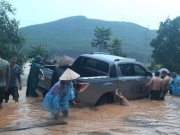 Tin tức trong ngày - Người dân 'giải cứu' ô tô chìm trong biển nước