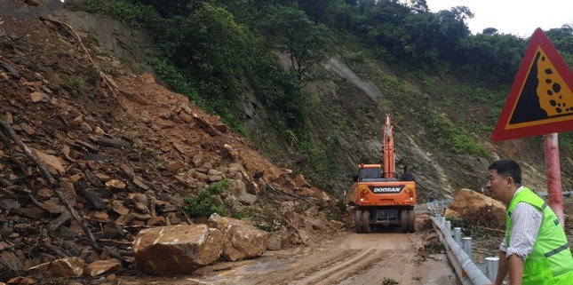 Mưa lớn gây sạt lở, hàng trăm khối đất đá đổ xuống quốc lộ gây ách tắc - 3