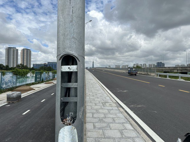 Loạt trụ đèn đường song hành cao tốc TPHCM - Long Thành - Dầu Giây bị cắt trộm cáp điện - 2