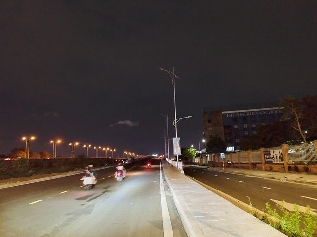 Loạt trụ đèn đường song hành cao tốc TPHCM - Long Thành - Dầu Giây bị cắt trộm cáp điện - 1