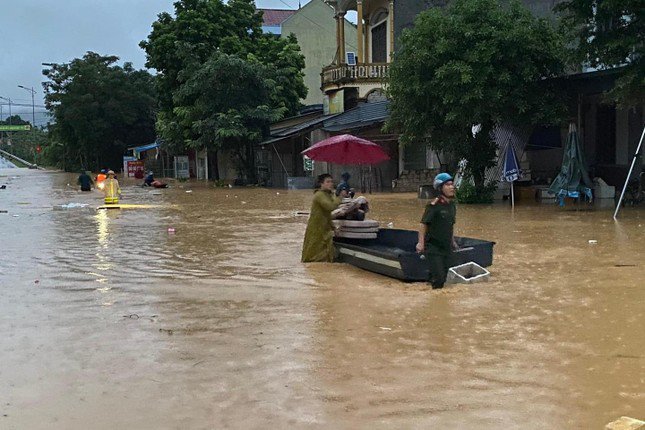 Mưa lớn gây ngập nhiều địa phương ở Nghệ An