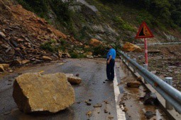 Mưa lớn gây sạt lở, hàng trăm khối đất đá đổ xuống quốc lộ gây ách tắc