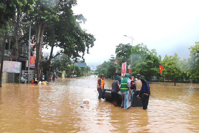 “Toàn bộ thị trấn Tân Lạc đang bị cô lập do sạt lở đất và nước ngập ở trên tuyến QL48. Mọi người trong thị trấn không thể đi vào huyện Quế Phong và cũng không thể đi xuống huyện Quỳ Hợp. Nhiều nhà dân nước đã ngập tận nóc nhà, nhiều địa bàn khu dân cư bị chia cắt. Chúng tôi đang huy động tối đa các lực lượng để sơ tán người dân, vận chuyển đồ đạc, bảo đảm an toàn tính mạng cho bà con”, ông Đức cho hay.