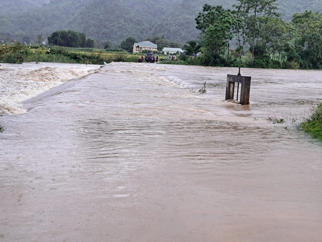 Người dân 'giải cứu' ô tô chìm trong biển nước - 12