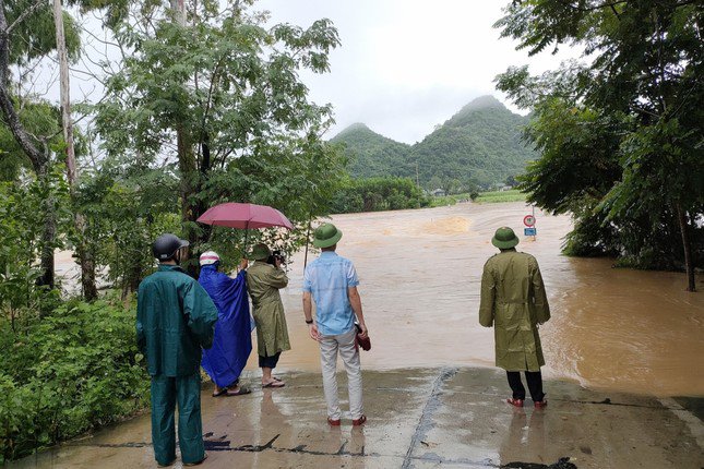 Huyện Quỳ Hợp đã thành lập 5 đoàn công tác đi kiểm tra các cầu tràn bị ngập, các điểm xung yếu, những hộ dân bị cô lập… Đồng thời, cảnh báo người dân không nên qua lại những điểm ngập sâu.