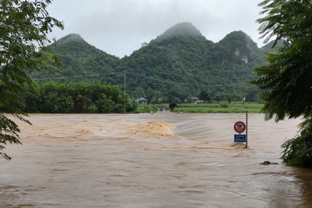 Người dân &#39;giải cứu&#39; ô tô chìm trong biển nước - 1