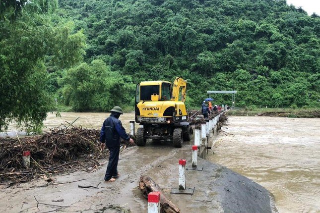 Lực lượng chức năng huy động máy móc để san gạt một số tuyến đường hư hỏng.