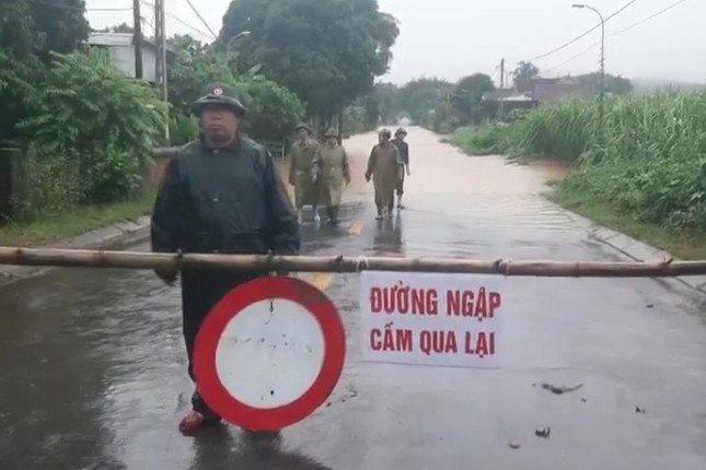 Tất cả các cầu tràn, tuyến đường có nguy cơ sạt lở đều đã được đặt biển cảnh báo, cử người chốt chặn 2 đầu.