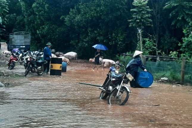 Người dân &#39;giải cứu&#39; ô tô chìm trong biển nước - 3