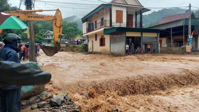 Người dân 'giải cứu' ô tô chìm trong biển nước - 10