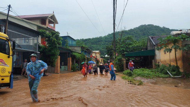 Người dân 'giải cứu' ô tô chìm trong biển nước - 14