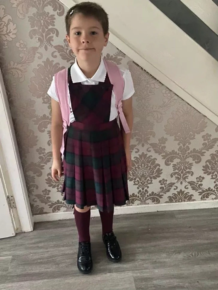 Cậu bé 7 tuổi thách thức mọi quy chuẩn khi dám mặc đồ con gái tới trường - 3
