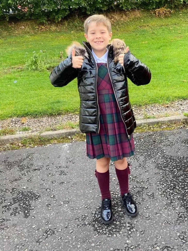 Cậu bé 7 tuổi thách thức mọi quy chuẩn khi dám mặc đồ con gái tới trường - 4