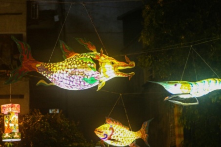 Độc lạ đèn trung thu truyền thống "lơ lửng" trên những con phố cổ Hà Nội