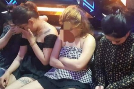 10 cô gái thuê phòng hát karaoke để uống bia và... bày "tiệc ma túy"