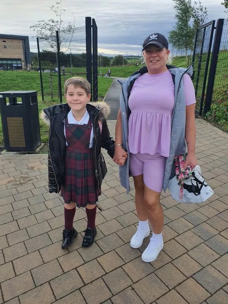 Cậu bé 7 tuổi thách thức mọi quy chuẩn khi dám mặc đồ con gái tới trường - 2