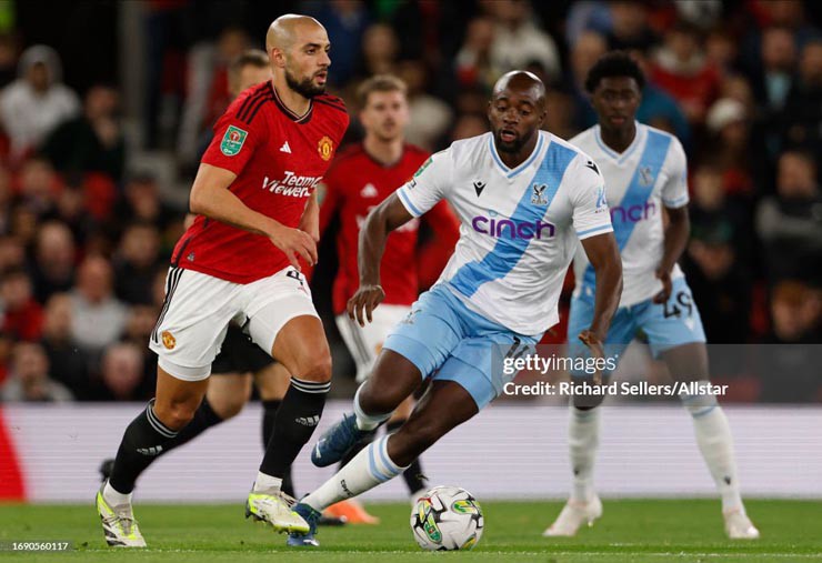 Amrabat (áo đỏ bên trái) có trận đấu đầu tiên cho MU tại sân nhà Old Trafford