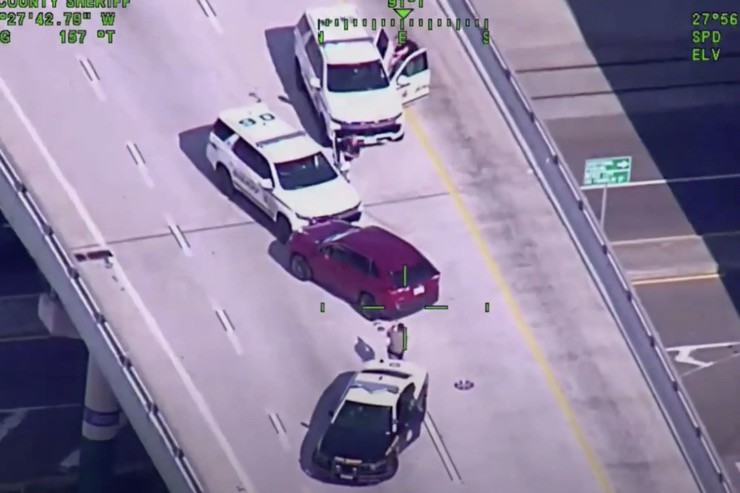 Video: Cảnh sát Mỹ rượt đuổi như phim, dùng kỹ thuật khiến kẻ trộm xe ô tô mất lái - 1