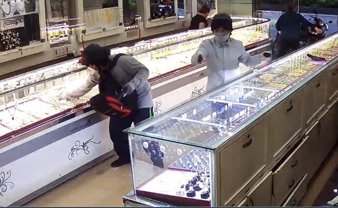 Vụ cướp tiệm vàng ở Cam Ranh: Công an truy tìm 12 mẫu trang sức, xe máy - 4