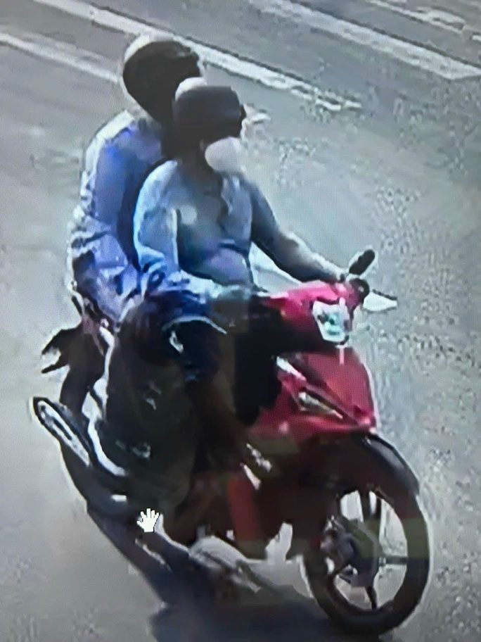 Vụ cướp tiệm vàng ở Cam Ranh: Công an truy tìm 12 mẫu trang sức, xe máy - 5