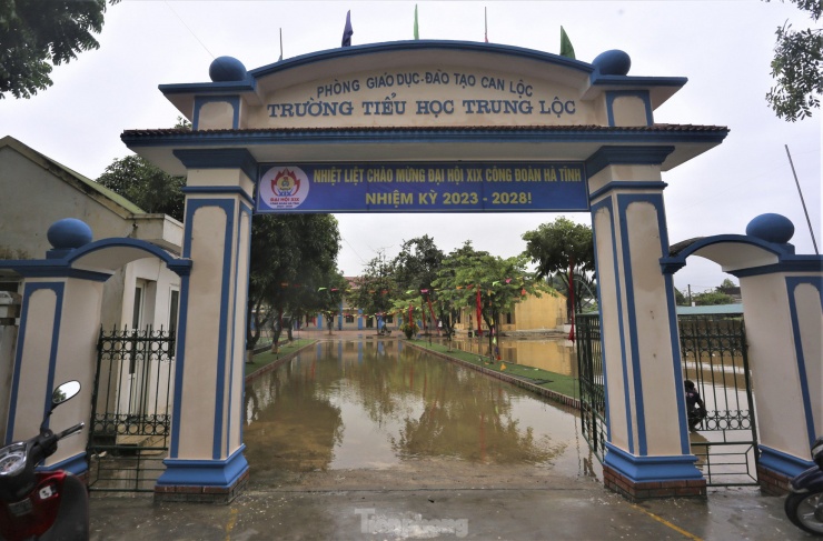 Lãnh đạo Phòng GD&amp;ĐT huyện Can Lộc cho biết, để đảm bảo an toàn cho học sinh, giáo viên tại trường, mỗi lúc mưa lớn kéo dài, ngập lụt, đơn vị đều thông báo cho nhà trường nghỉ học. Phòng cũng đề xuất chính quyền địa phương có phương án hỗ trợ xử lý các vị trí cống thoát nước để chống ngập úng cho trường. Về lâu dài cần phải có phương án nâng cấp ngôi trường này.