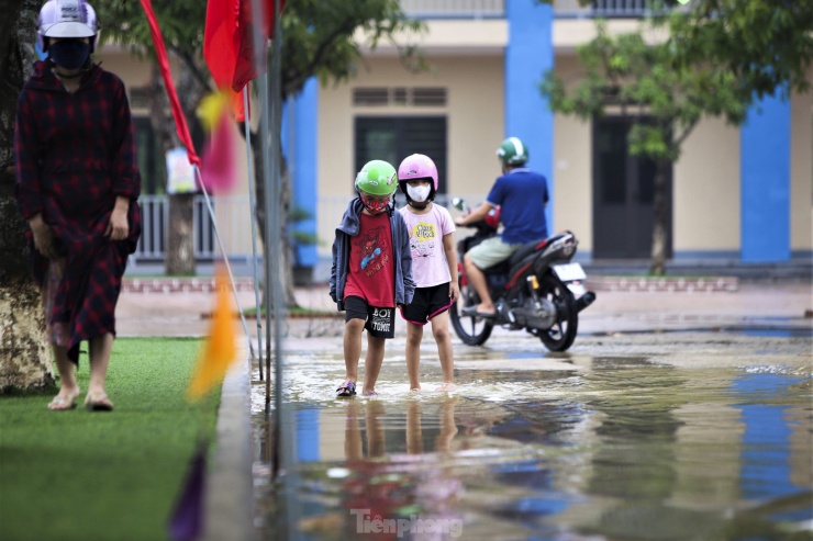 Nhiều học sinh cùng phụ huynh quay lại trường dọn đồ dùng cùng giáo viên.