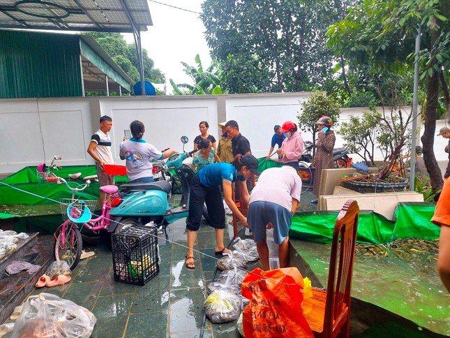 Lo sợ lươn không sống được lâu do sốc nước, sốc nhiệt, gia đình anh Thiên đã kêu gọi nhờ mọi người mua giúp với giá rẻ.