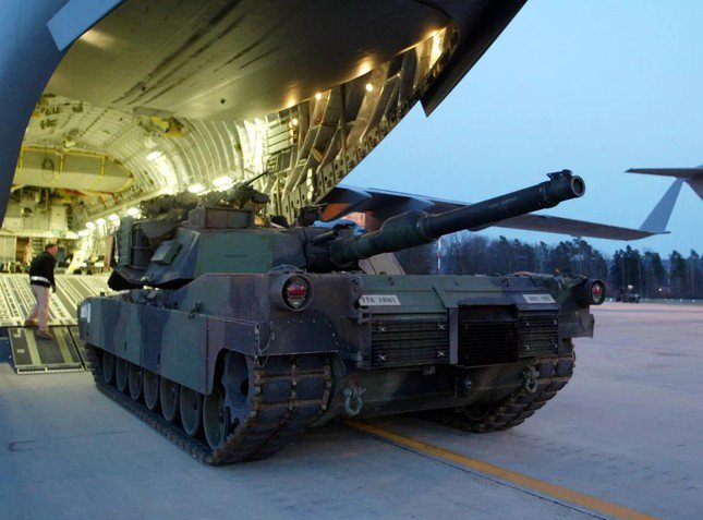 Nga tìm ra điểm yếu xe tăng Abrams mà Mỹ chuyển cho Ukraine - 1