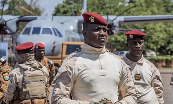 Nước Tây Phi chặn đứng âm mưu đảo chính - 1
