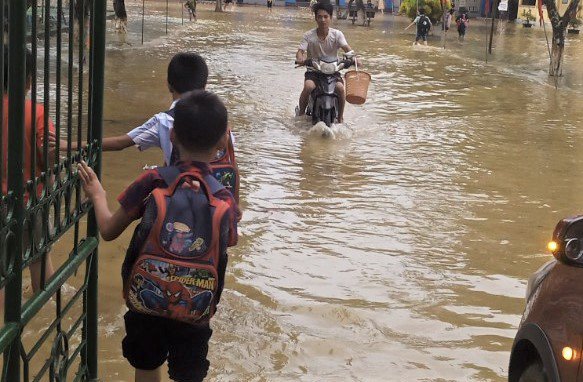 Cám cảnh ngôi trường khốn khổ, hễ mưa to là ngập, thầy trò hì hụi vét bùn - 4