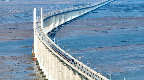 Trung Quốc khánh thành tuyến đường sắt cao tốc vượt biển đầu tiên - 1