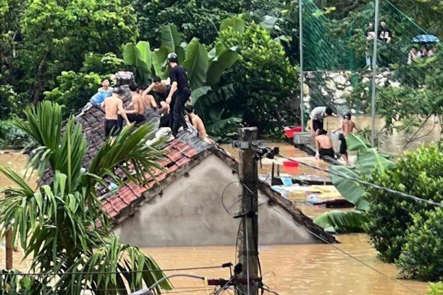Học sinh ở Nghệ An kể lại giây phút sinh tử nơi lũ dữ, dỡ mái nhà cầu cứu - 6