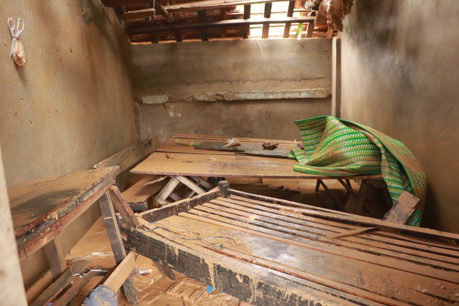Học sinh ở Nghệ An kể lại giây phút sinh tử nơi lũ dữ, dỡ mái nhà cầu cứu - 2