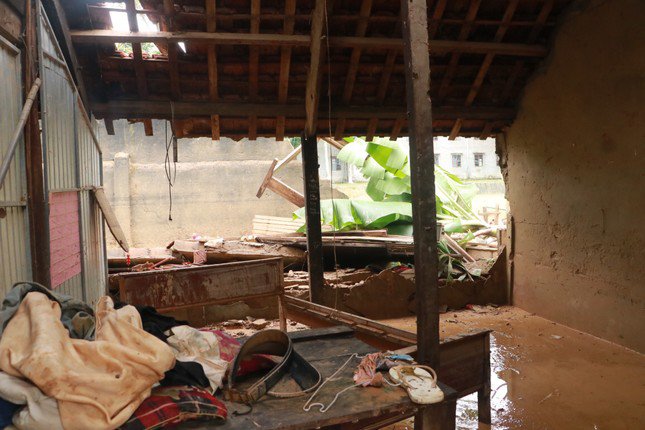 Học sinh ở Nghệ An kể lại giây phút sinh tử nơi lũ dữ, dỡ mái nhà cầu cứu - 4
