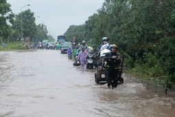 Những tuyến phố được ví “như sông”, “như vịnh” ở Hà Nội, cứ mưa là ngập