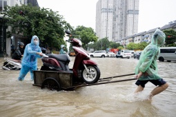 Nghề đặc biệt “hốt” bạc triệu trong ngày Hà Nội mưa ngập