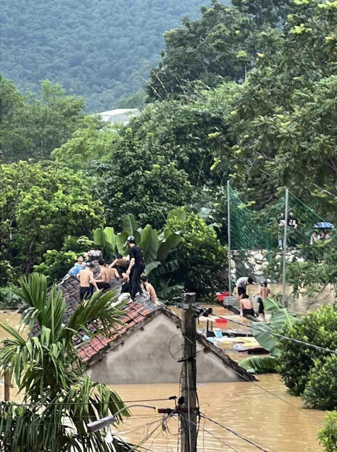 Cảnh hoang tàn sau cơn lũ nơi 40 học sinh phải trèo lên nóc nhà kêu cứu - 2