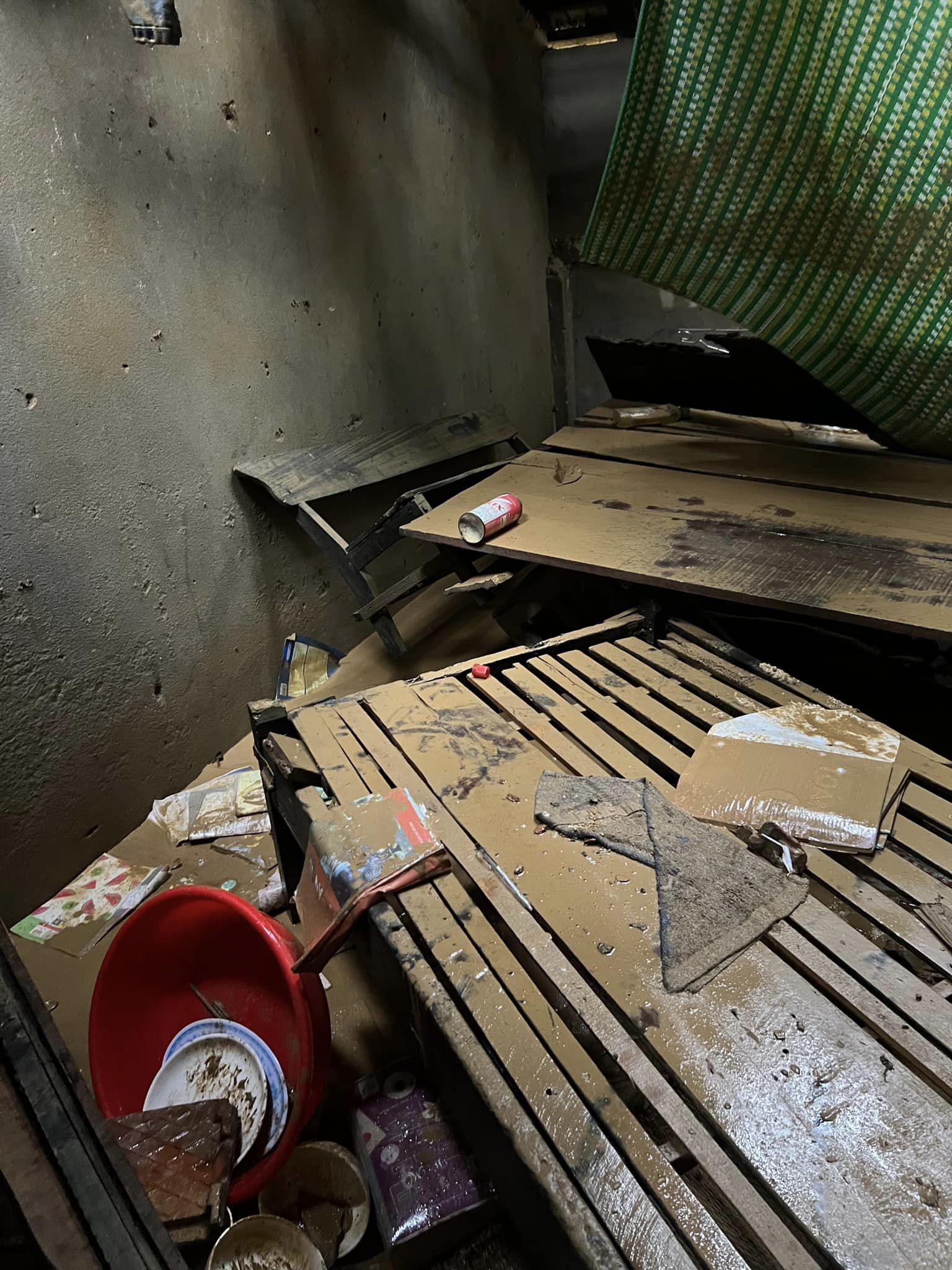 Cảnh hoang tàn sau cơn lũ nơi 40 học sinh phải trèo lên nóc nhà kêu cứu - 7