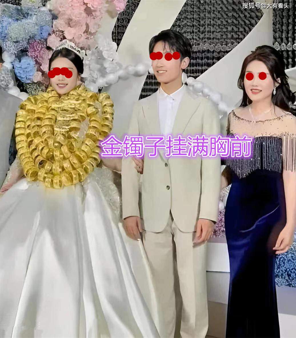 Cô dâu Trung Quốc đeo hàng trăm vòng vàng trong ngày cưới - 3