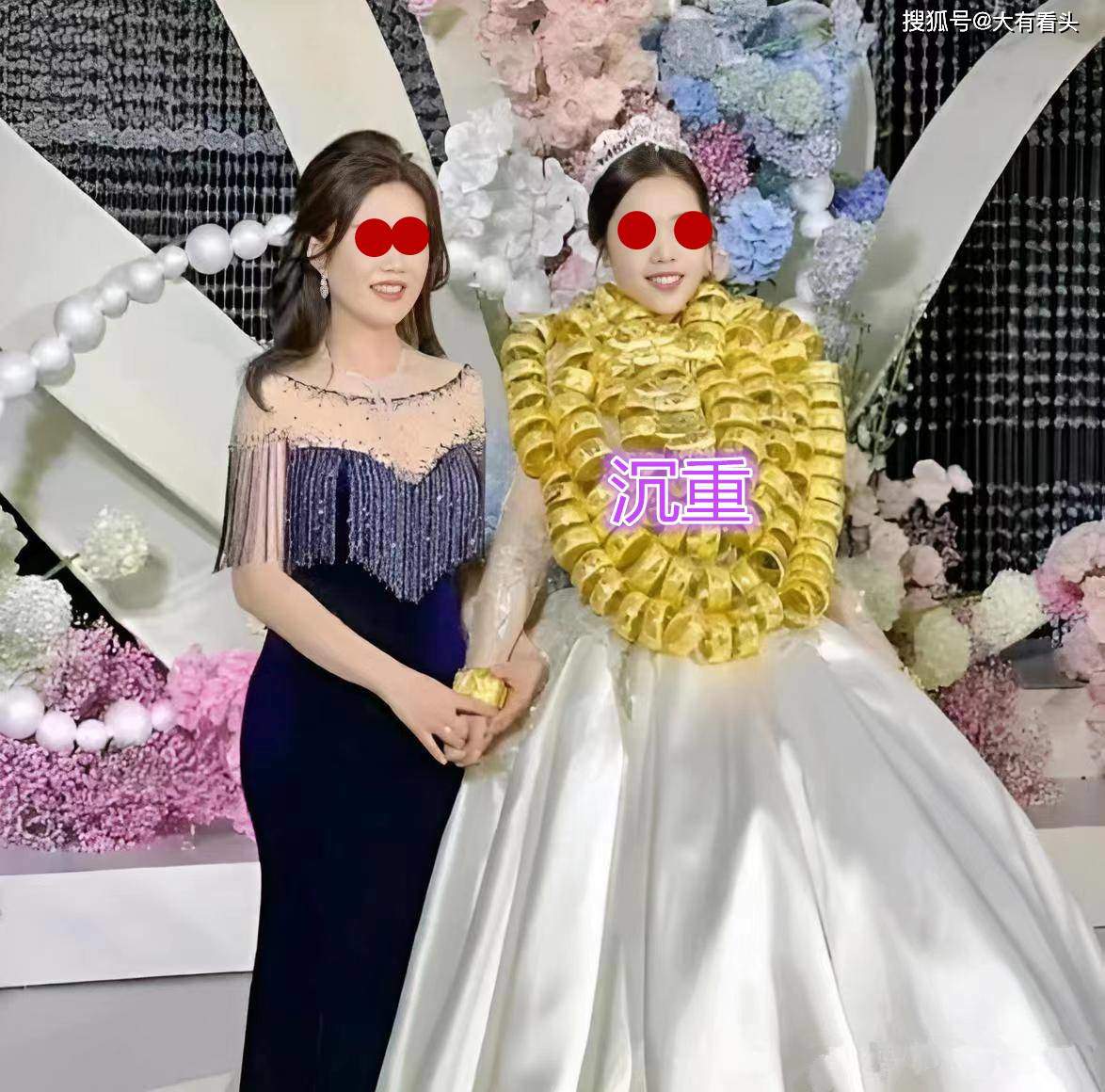 Cô dâu Trung Quốc đeo hàng trăm vòng vàng trong ngày cưới - 2